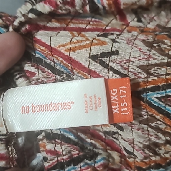 Halter top with geometric design - Picture 4 of 4